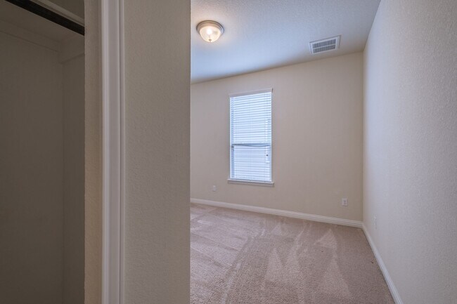 Foto del edificio - Gorgeous 4 Bedroom, 3 Bath, 2-Story Home i...