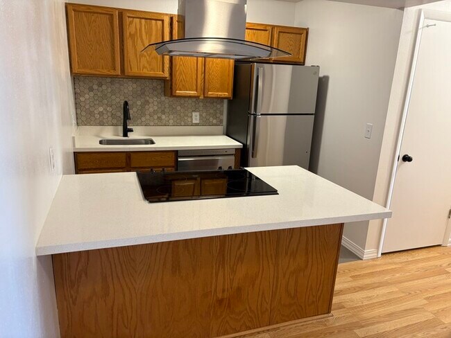 Foto del edificio - Spacious & Stylish 1-Bedroom Condo in the ...