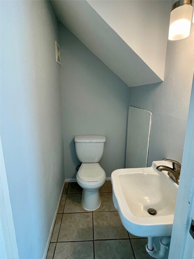 Building Photo - 533 Ferguson St