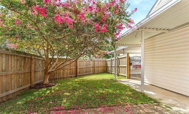 Foto del edificio - Spacious One-Level 3BR/2.5BA Home in Prime...