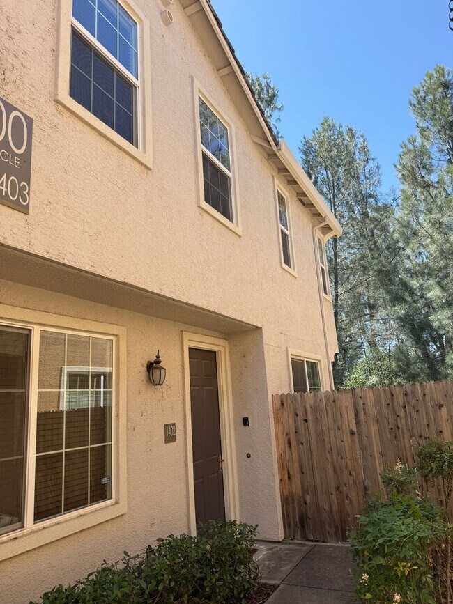Foto del edificio - NICE 2-STORY CONDO 3 BED, 2.5 BATH, & 2 CAR GARAGE NEAR SHOPPING & HWY 50!