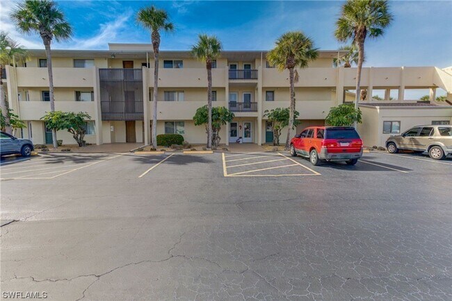 Foto del edificio - 55+ Charming first-floor condo nestled in the serene Fairways 3 Condominiums