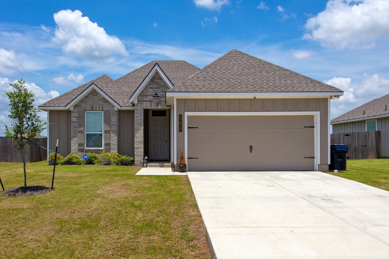 Photo - "Charming 4-Bedroom Haven with Spacious Living at 293 Harvest Lk Dr, Snook!"