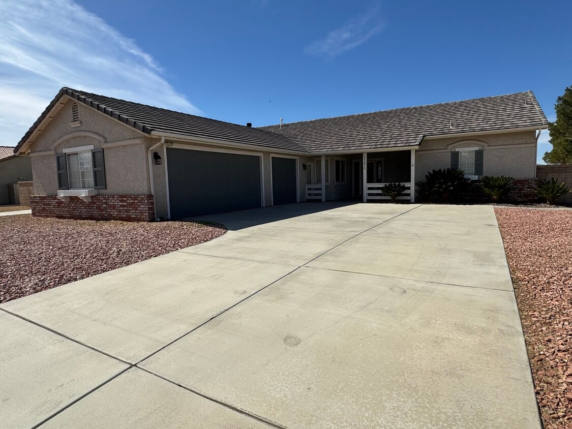 Primary Photo - Apple Valley - Beautiful 4 Bedroom / 2 Bat...