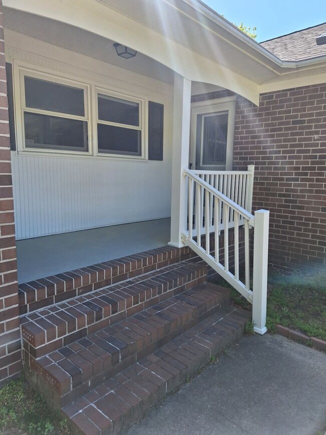 Building Photo - 3 bedroom /2 full bathroom- Yorktown
