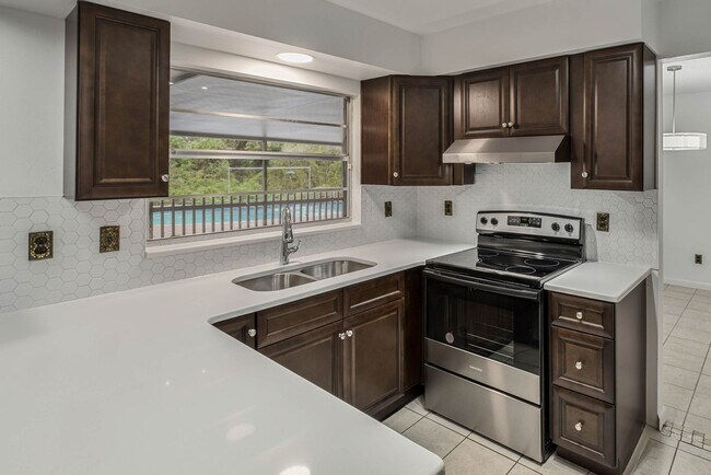 Building Photo - Stunning 4/2 Pool home is Maitland Availab...