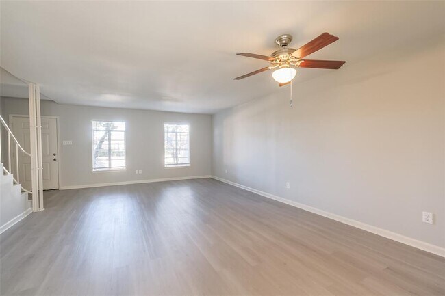 Building Photo - 817 S Ripple Creek Dr