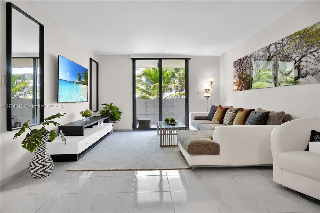 Primary Photo - 1623 Collins Ave