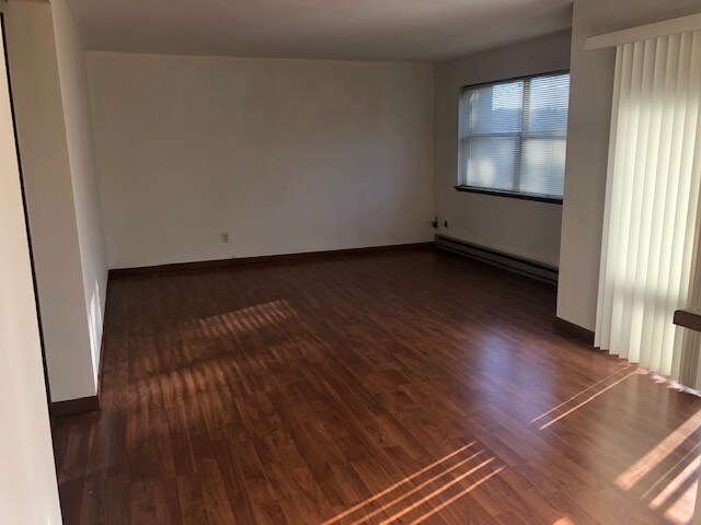 Living room - 114 NW 3rd Pl