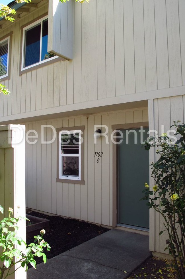 Building Photo - 1702 Glenbrook Dr