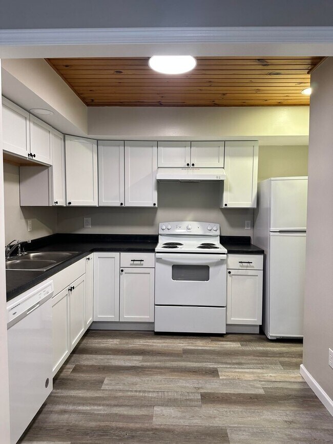 Foto del edificio - PRICE REDUCED! 3 bedroom, 2.5 bath Townhouse: Cedar Grove Townhomes!