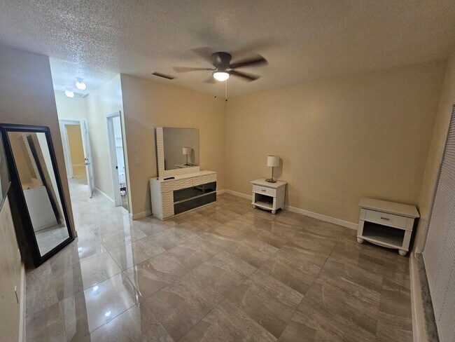 Foto del edificio - 2401 SW 82nd Terrace