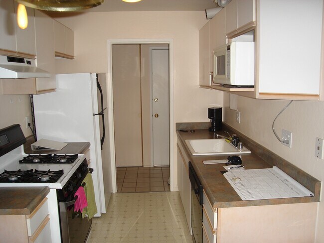 Kitchen - 2755 Country Dr