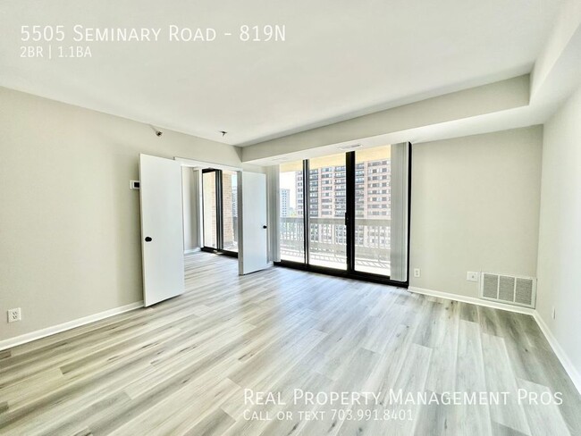 Building Photo - Stunning, Stylish Skyline Square Condo!