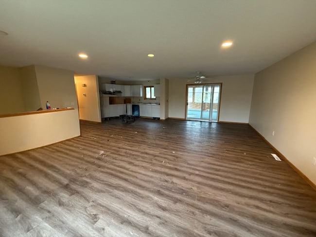 Building Photo - Large 5 bedroom home with updates in quiet neighborhood