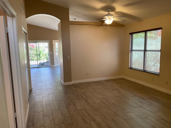 Dining room - 1220 W Butler Dr