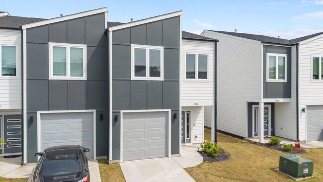 Foto del edificio - Stylish & Spacious Home in Prime Durham Location – Modern Living with Comfort & Convenience