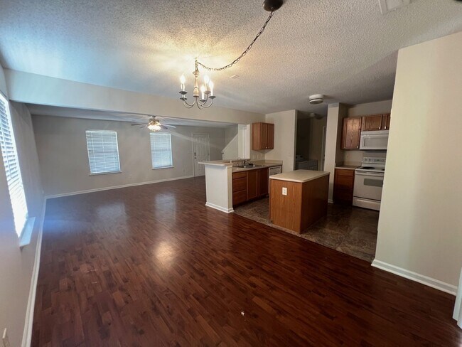 Building Photo - Charming 3 Bed/2.5 Bath Home - 2 Story - 1 Car Attached Garage - Covered Porch - Private Wooded Back