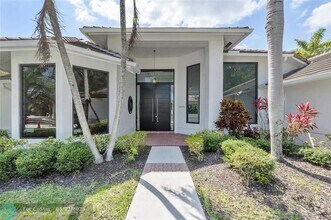 Building Photo - 410 Sabal Way