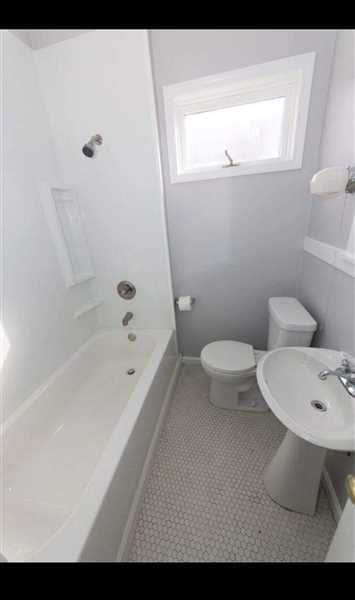 Building Photo - Newly renovated kitchen and updated bathroom
