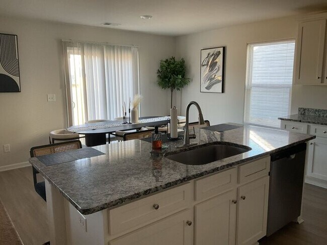 Foto del edificio - 511 Morning Mist Rd