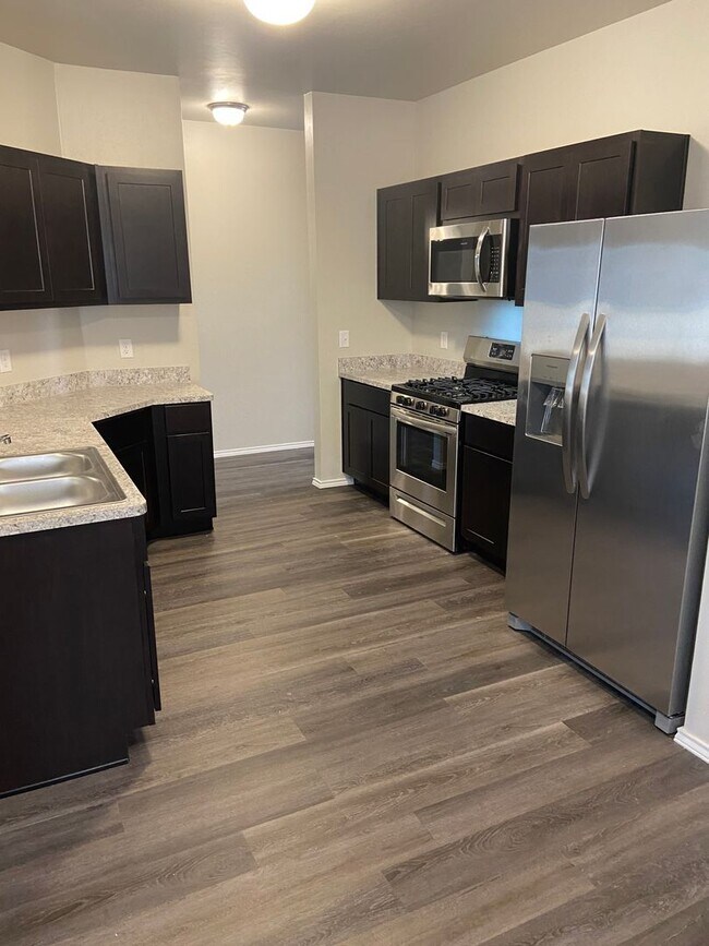 Building Photo - Three Bedroom | Two Bathroom Home in Mustang Farms
