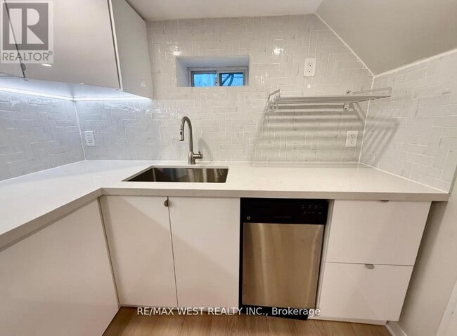 Building Photo - 10 Vimy Ave