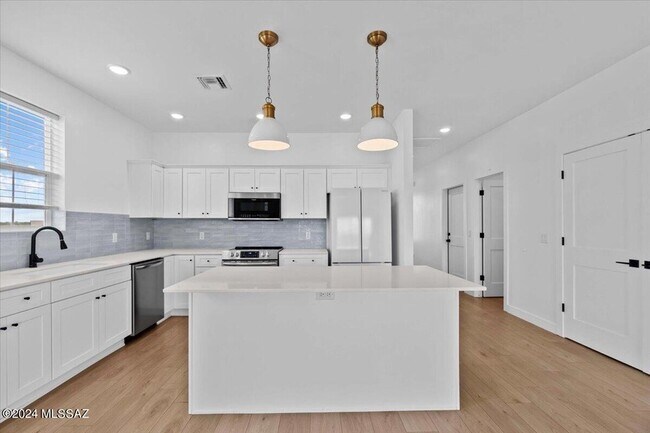 Building Photo - 4184 W 11th St