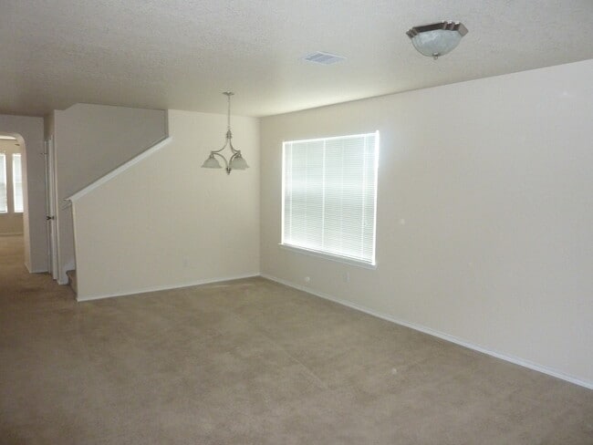 Building Photo - Move in ready