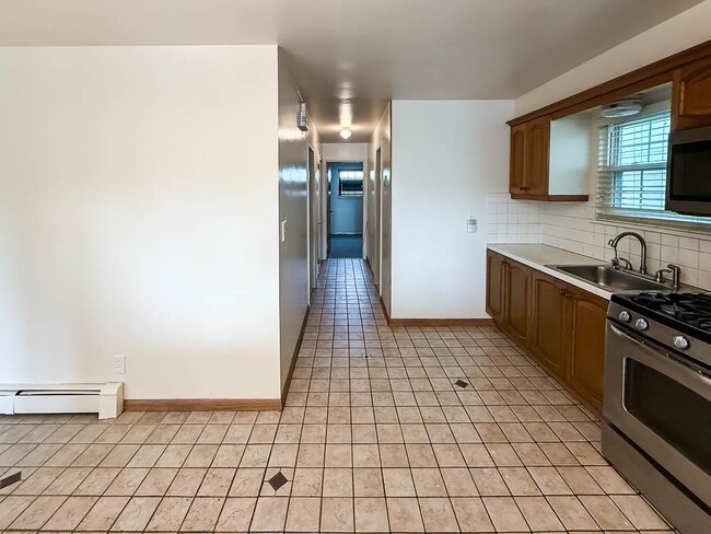 Building Photo - 14 Suburbia Ct