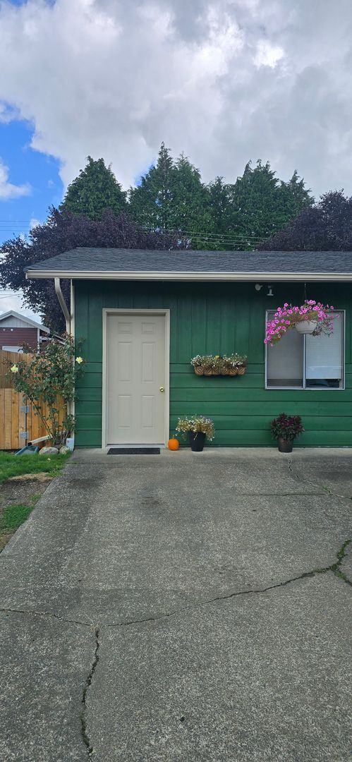 Building Photo - Room for rent with private entrance