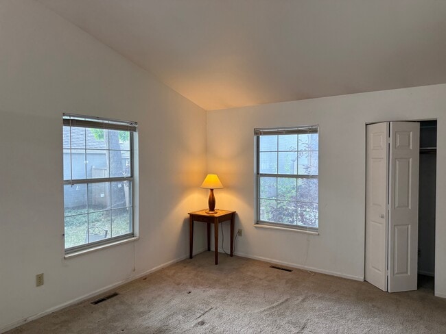 Building Photo - 1190 Niagara Dr