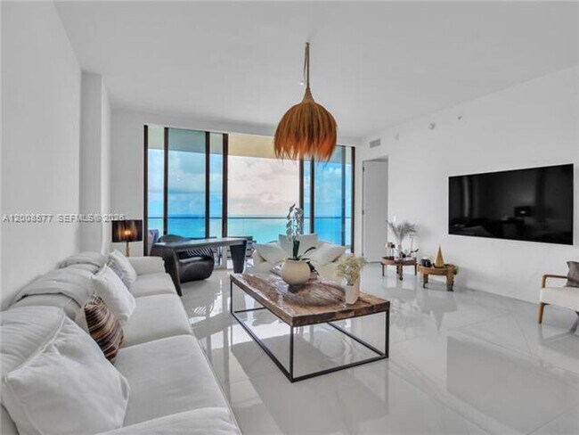 Foto del edificio - 18975 Collins Ave