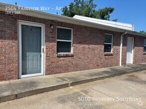 Building Photo - 2504 Fairview Way