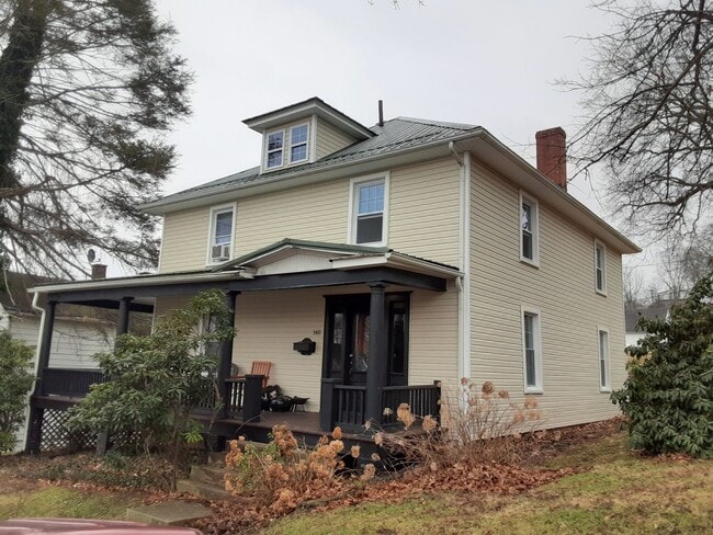 Building Photo - Radford, 4 BR / 1.5 BA, Available Septembe...