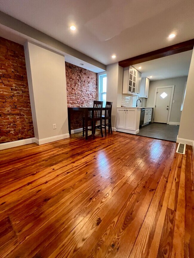 Building Photo - Newly Renovated 2-Bedroom Townhome in Port Richmond! Available NOW!