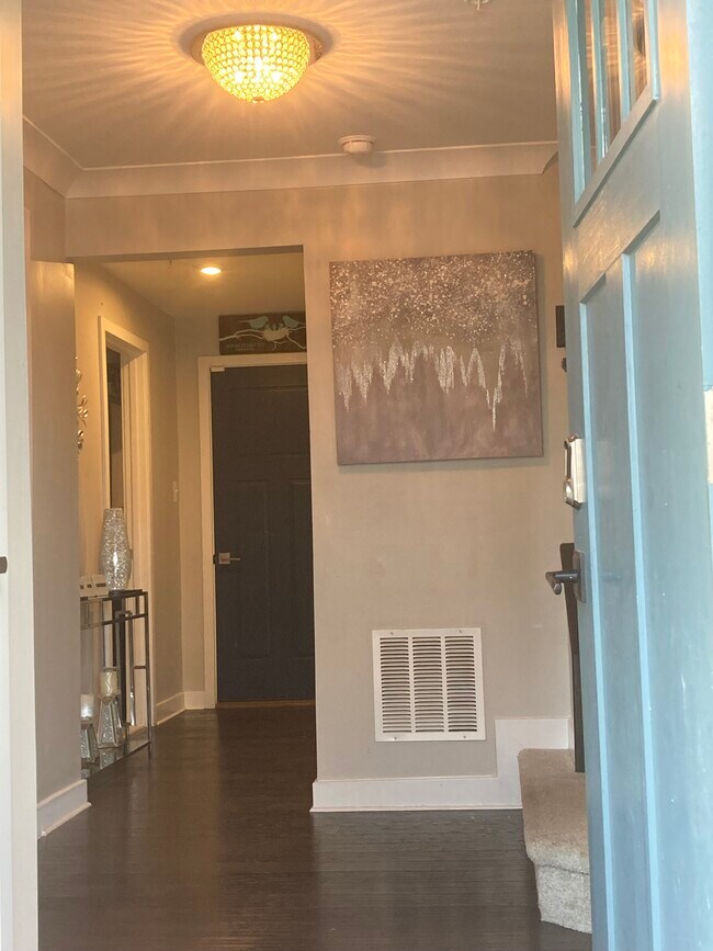 Building Photo - 5767 Meadowood St