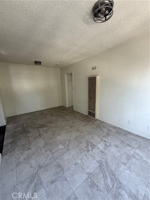 Foto del edificio - 1859 W Vernon Ave
