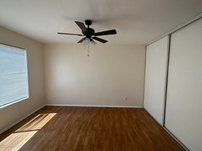 Building Photo - Spacious  4b bedroom house