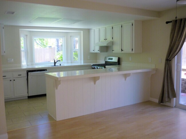 Foto del edificio - Two-story Single Family Home for rent at R...