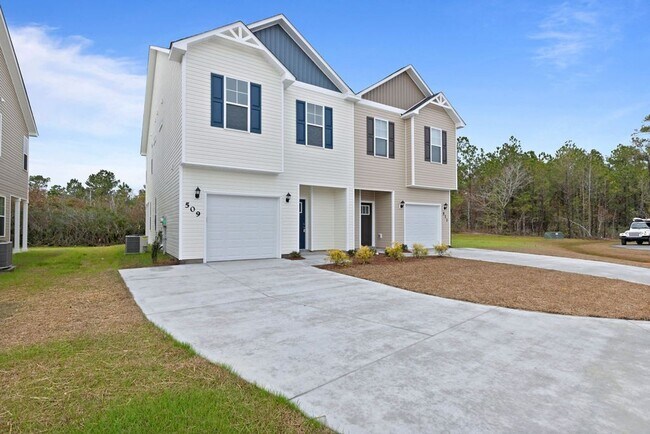 Building Photo - Stunning Townhome!