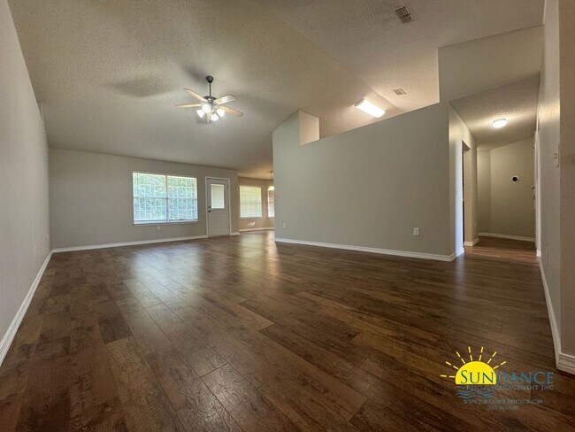 Foto del edificio - Modern Living in Crestview: Spacious 4-Bed...