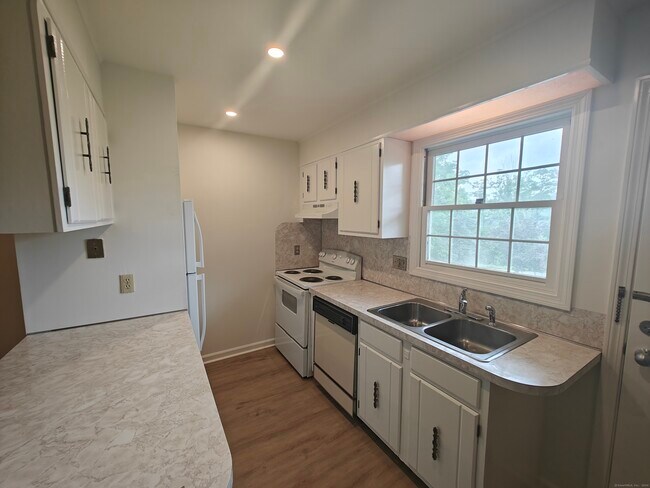 Foto del edificio - 18 Broadview Heights