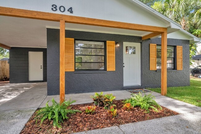 Building Photo - BEAUTIFULLY RENOVATED 2 BEDROOM, 1 BATH HO...