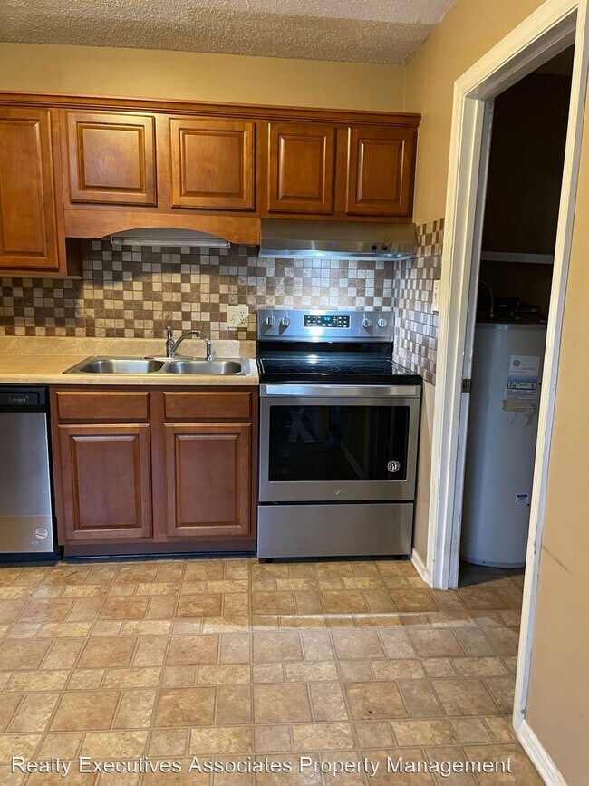 2 br, 2.5 bath House 5728 Woodleaf Drive House Rental in Knoxville