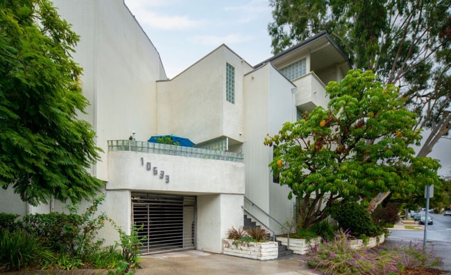 Building Photo - Large and Modern tri-level townhouse in Westwood minutes from Beverly Hills and UCLA