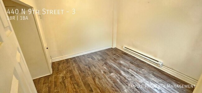 Building Photo - 2nd Floor: 1 Bedroom/ 1 Bathroom Apartment...