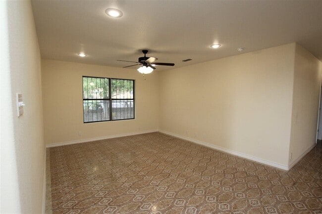 Foto del edificio - 4605 S Zapata Hwy