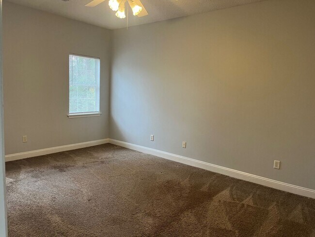 Foto del edificio - 250 Mayfield Dr