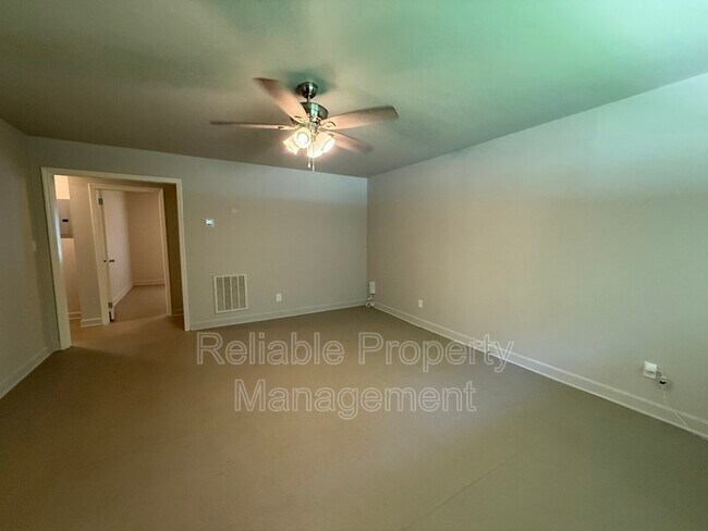 Foto del edificio - 725 Locust Ln
